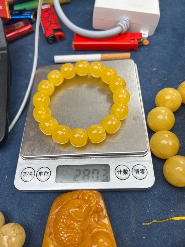 焦皮同料手串鸡油黄珠宝 各别珠子里面有微微气泡