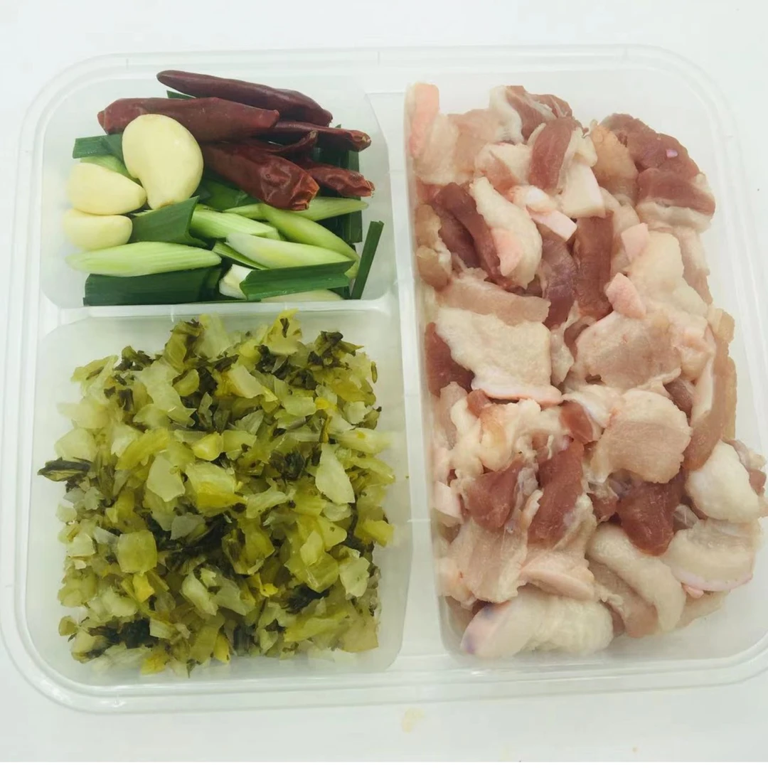 五花肉炒酸菜配辣椒小葱蒜头
