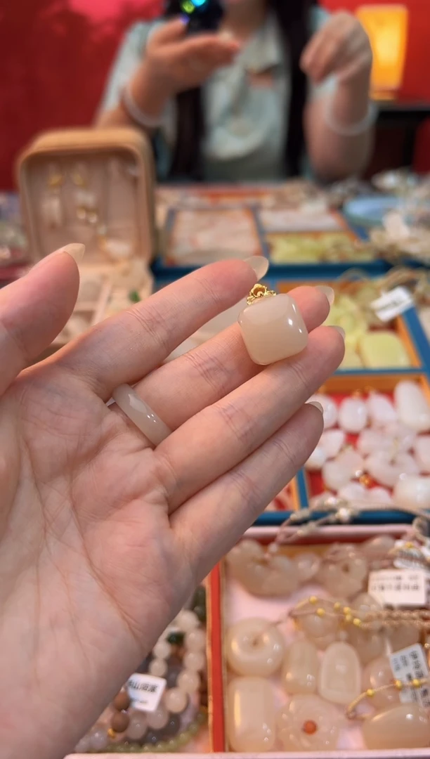 【闪购商品】和田玉藕粉小方糖18K金镶嵌吊坠