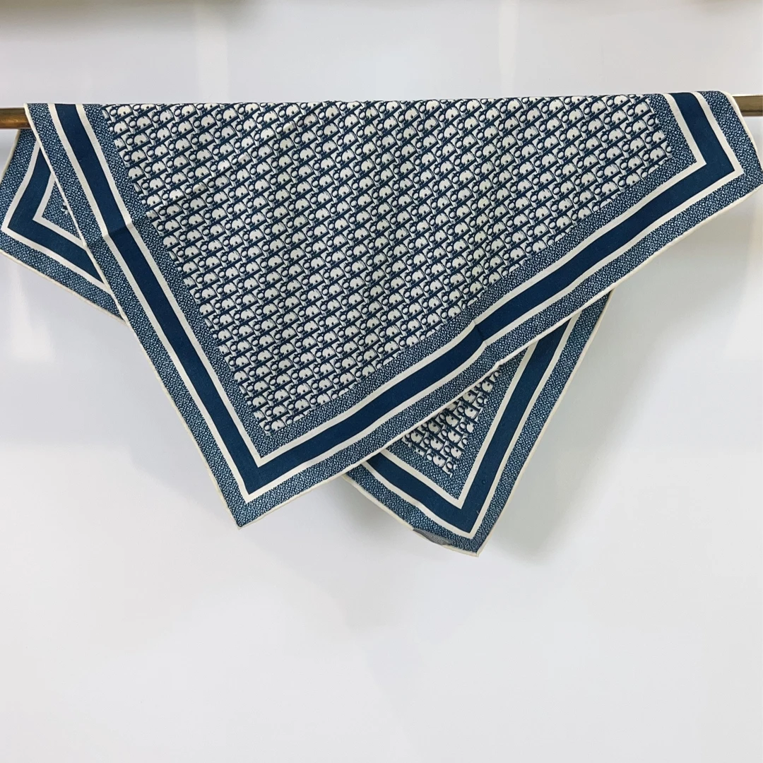 【甄丝轻奢】小D丝毛方巾印花方巾气质时尚百搭高档休闲大方