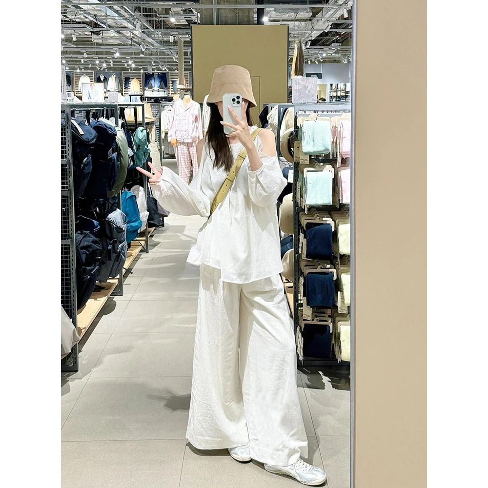 2025孕妇装秋季新款度假风穿搭今年流行显瘦气质白色露肩衬衫上衣