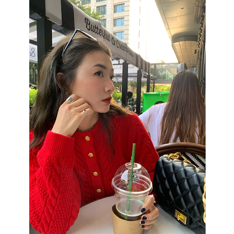落落狷介红色毛衣女2023新款麻花设计感小众开衫短款毛线衣小个子