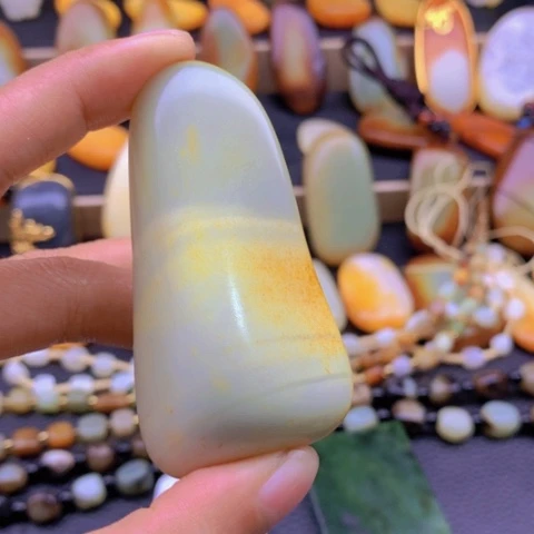 和田玉颈饰未镶嵌