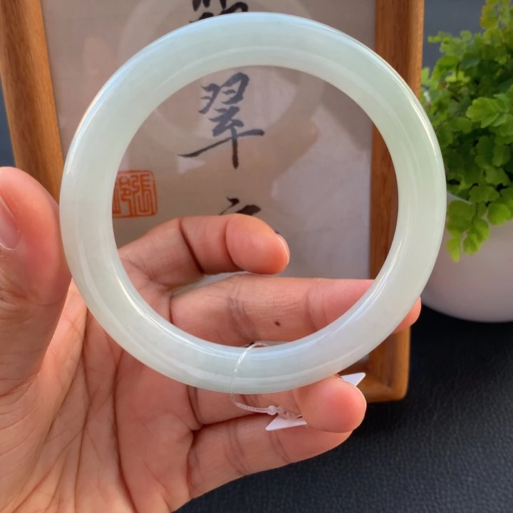 翡翠手镯未镶嵌翡翠手镯