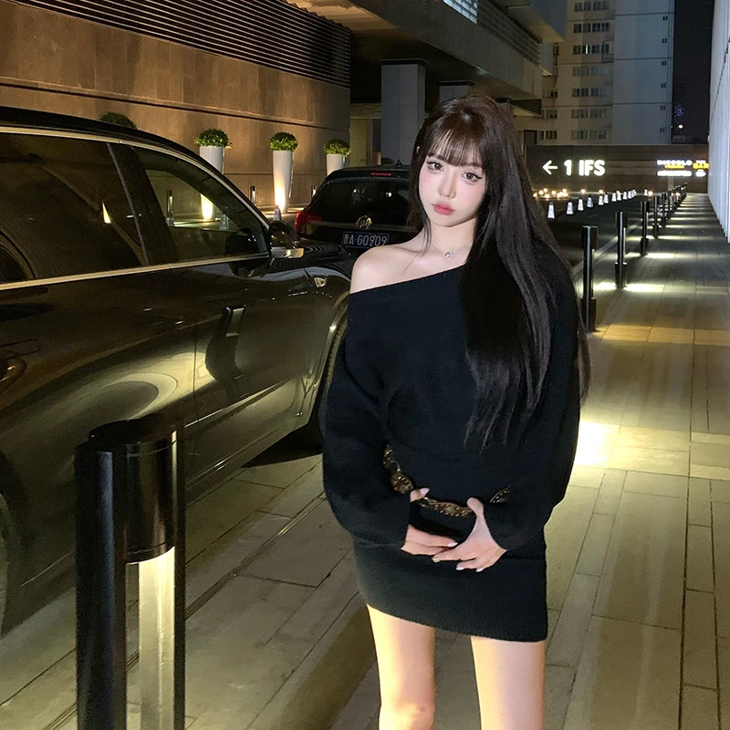 Liuu嘻嘻阿韩系纯欲斜露肩长袖针织裙女秋腰链收腰打底裙连衣裙