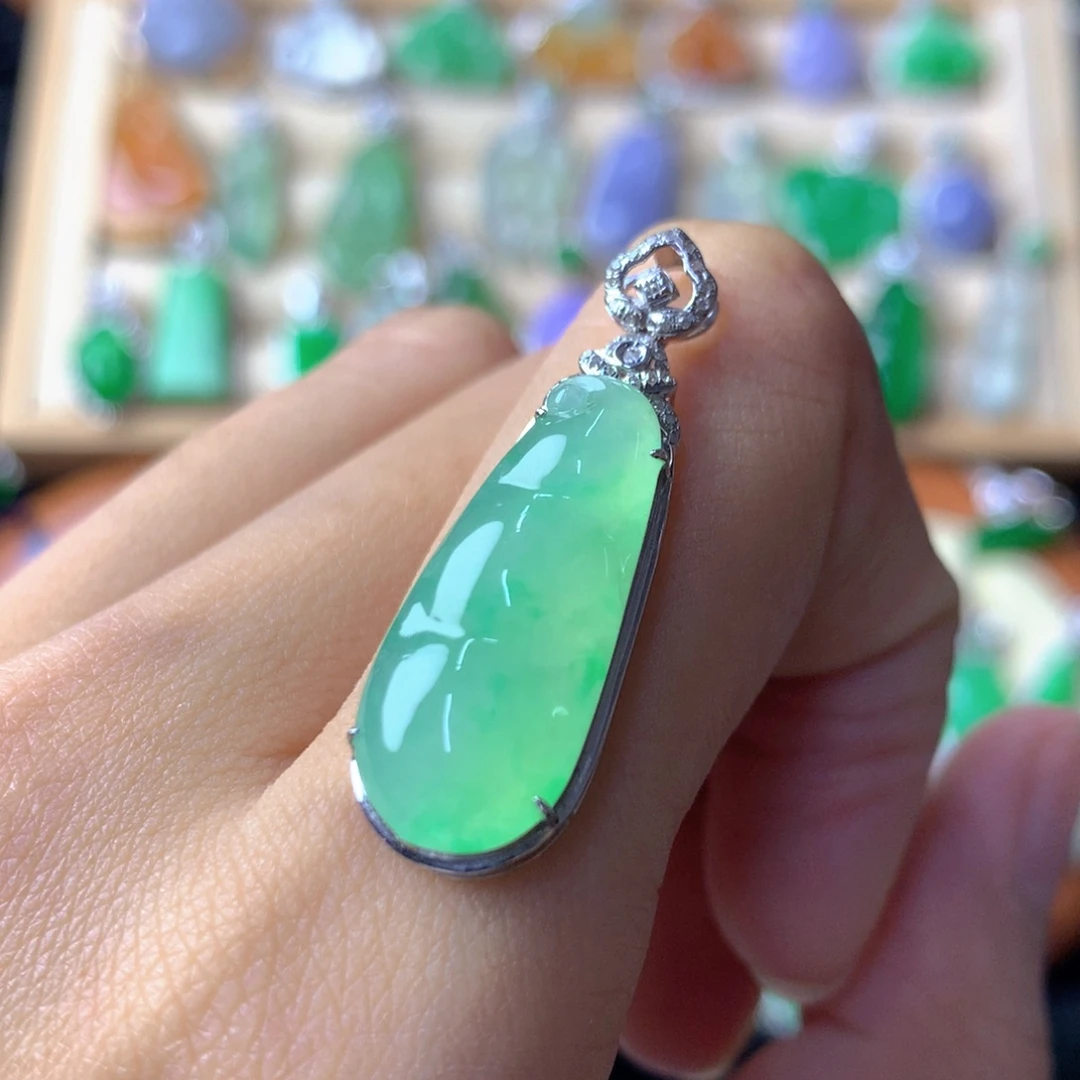 翡翠颈饰18K金镶嵌吊坠