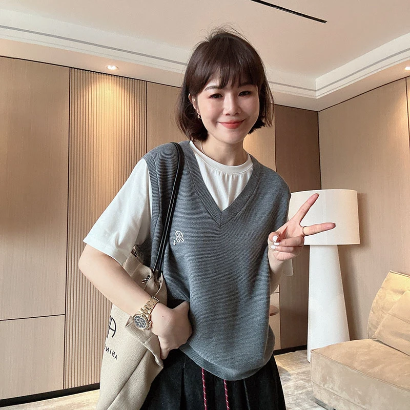 V领假两件韩版设计感拼接撞色刺绣洋气简约洋气短袖T恤