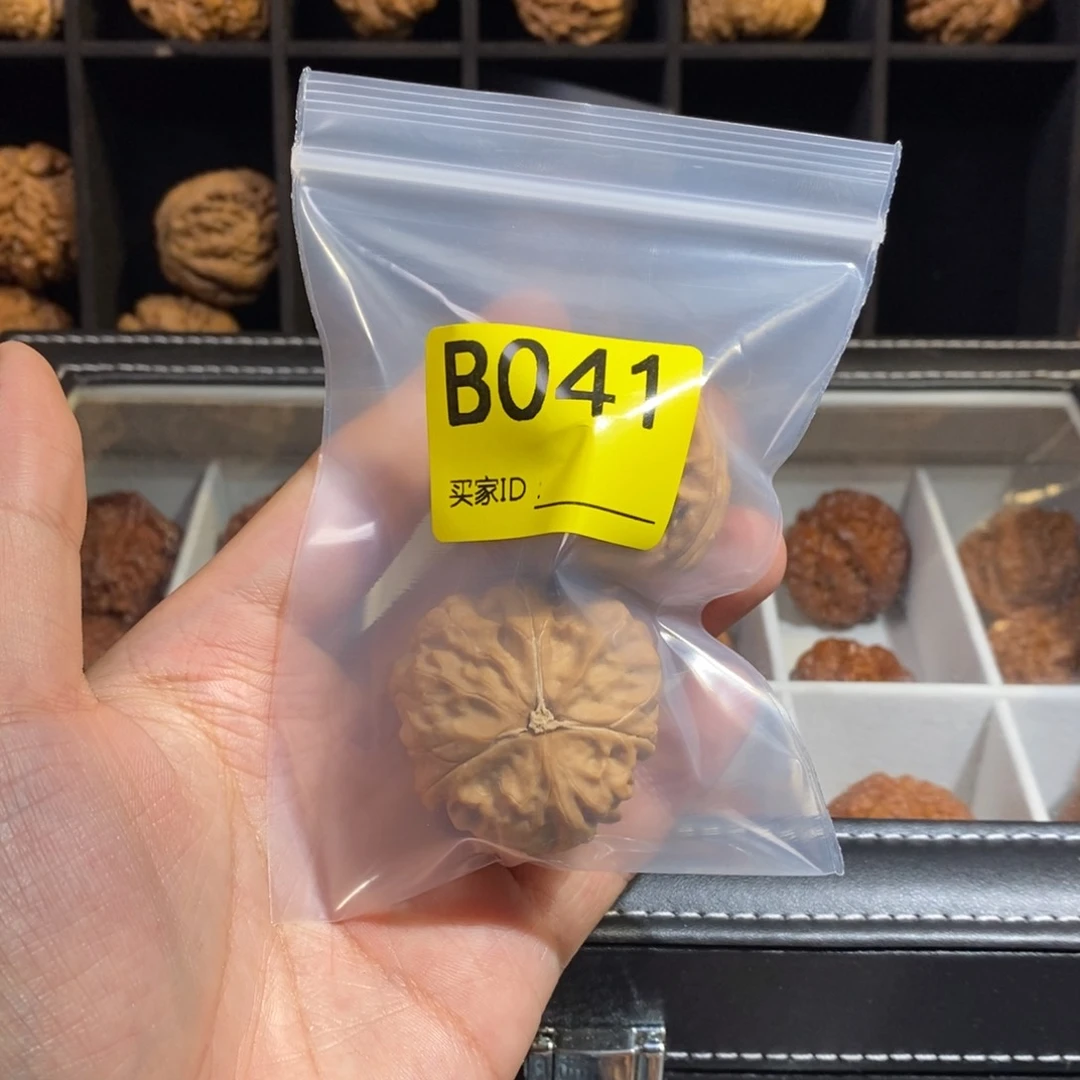 核桃核雕金蝉樽三棱40