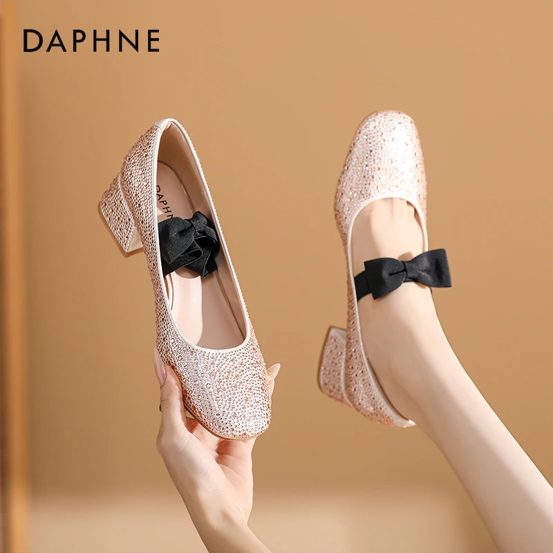 达芙妮蝴蝶结温柔复古圆头单鞋2025年浅口中跟一字带软底时尚女鞋