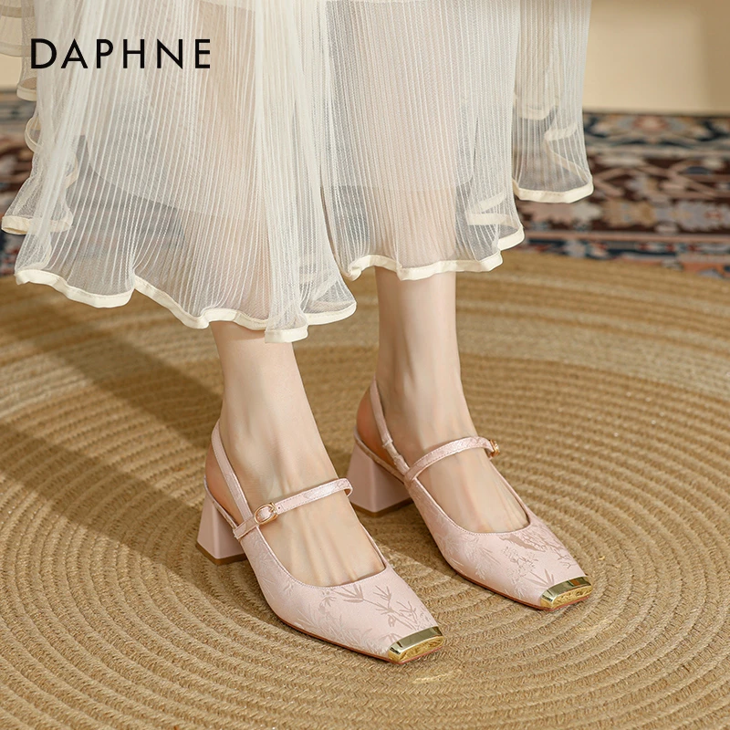 达芙妮新中式2025夏季气质优雅洋气经典粗跟一字带凉鞋法式玛丽珍