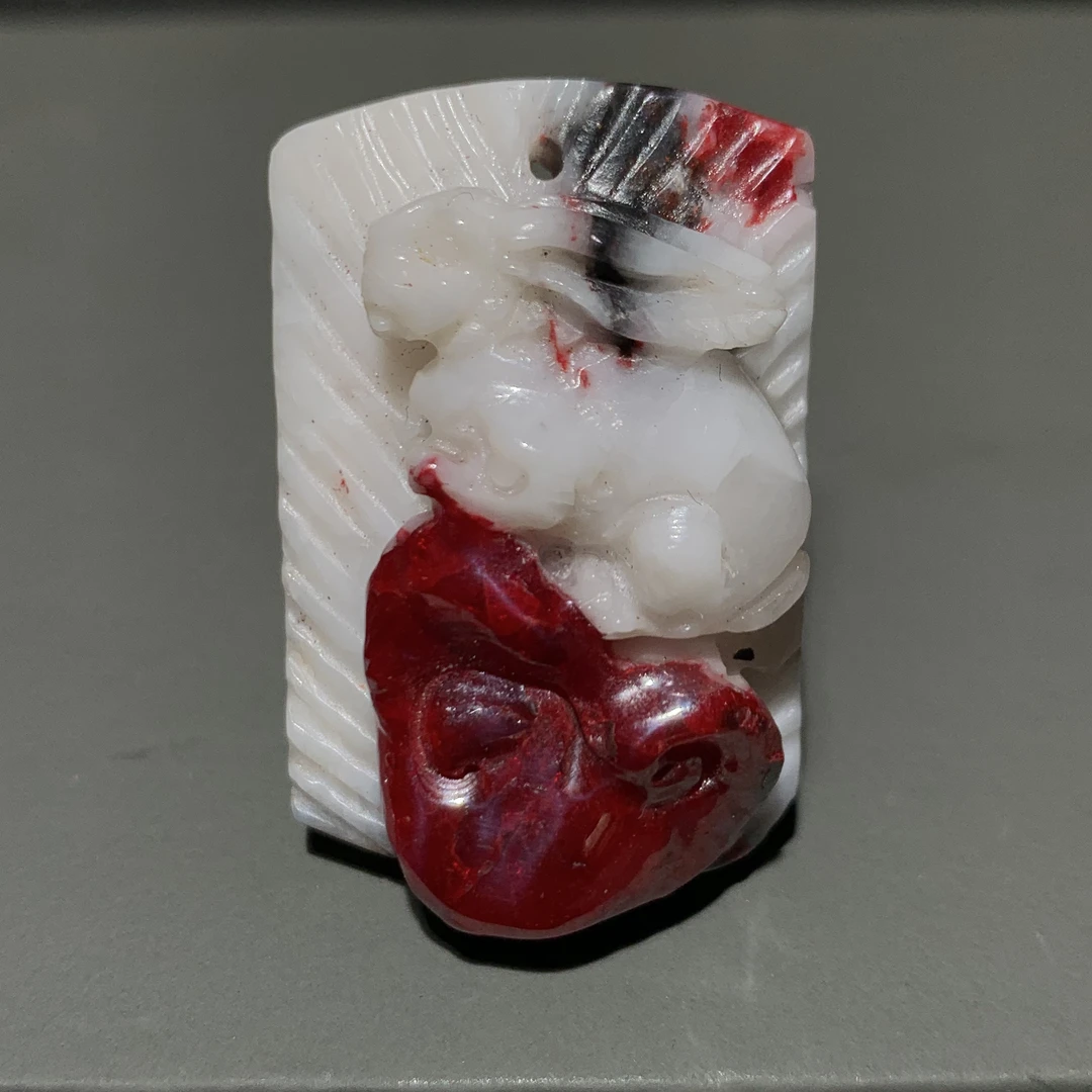 天然辰砂晶体原石精雕兔子挂件男女款透光