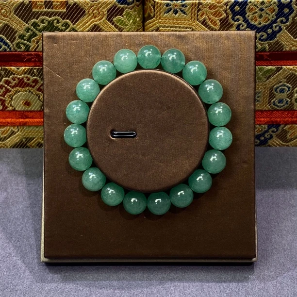 绿意盎然～天然东陵玉手串10mm男女都适合佩戴 绿色五xing属“木”