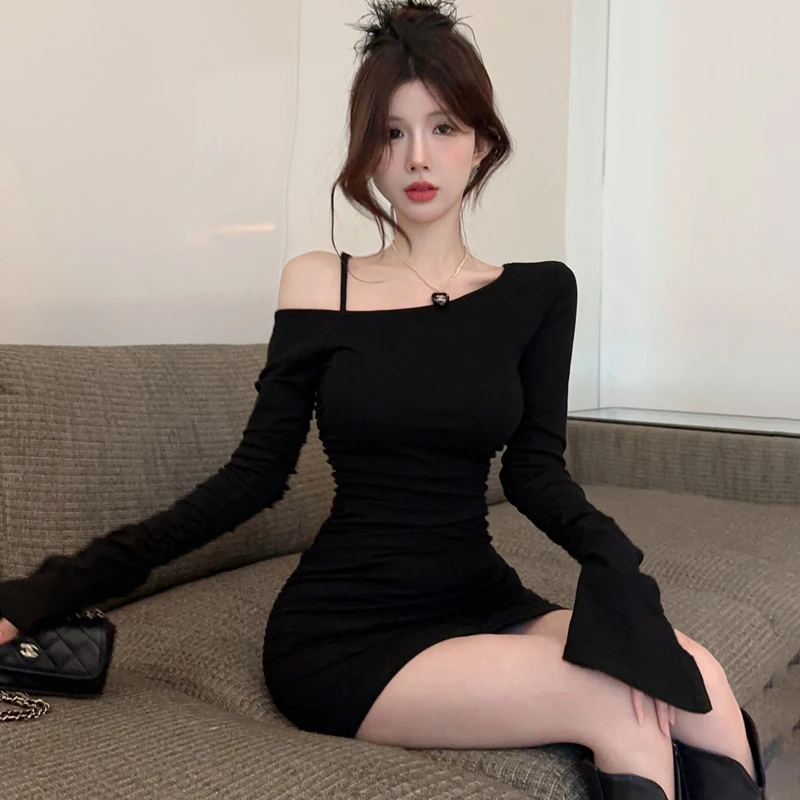 黑色气质斜露单肩内搭辣妹连衣裙女新款长袖超显身材的包臀短裙子