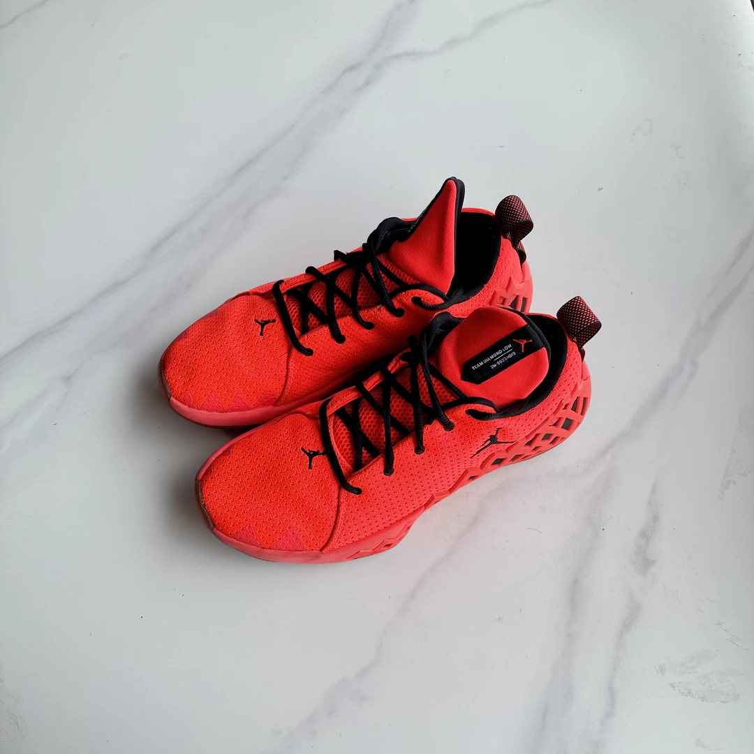Jumpman diamond 大红 44码 二手9新正品实战篮球鞋，实拍图如下