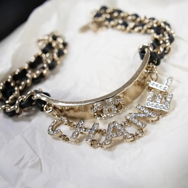 CHANEL城堡系列黑金字母带钻choker项链