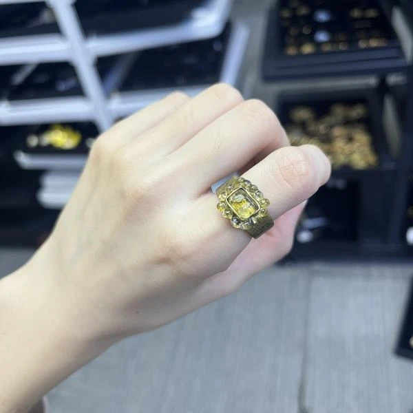Chanel透明琉璃黄铜色戒指