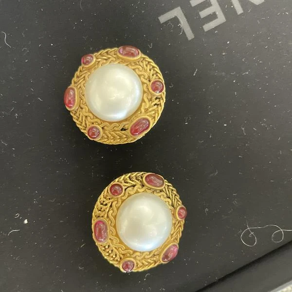 Chanel圆形琉璃珍珠耳夹