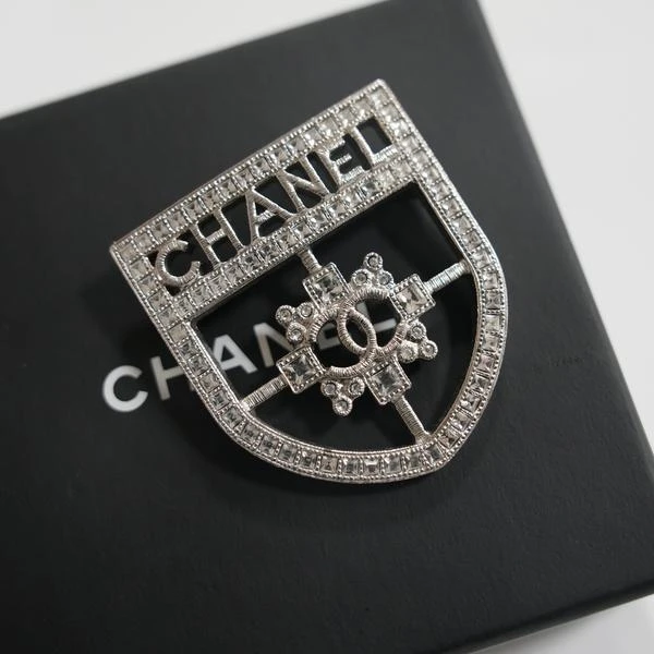 CHANEL盾牌满钻胸针