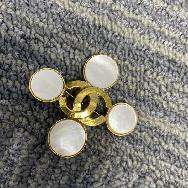 Chanel贝母双C胸针