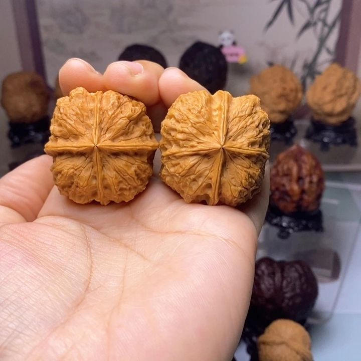 文玩核桃把件c19---38金蟒四棱