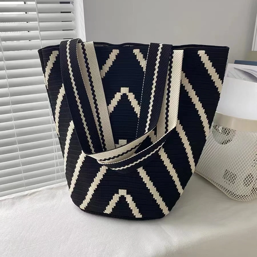 2025春夏新款黑白简约条纹编织包水桶包出街购物大容量单间腋下包