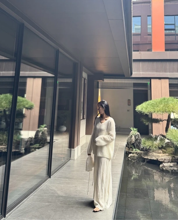 白茶 24秋冬新款 宽松慵懒风贝壳吊带裙