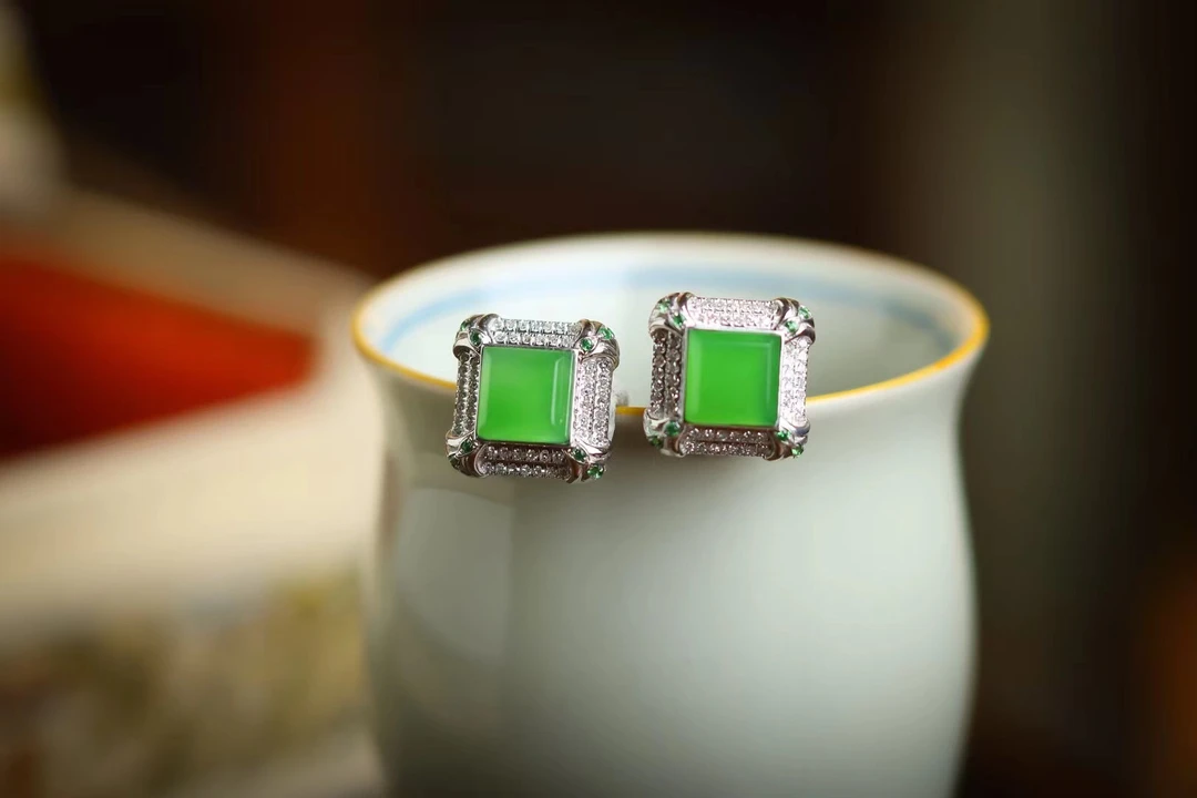 和田玉苹果绿耳钉18K