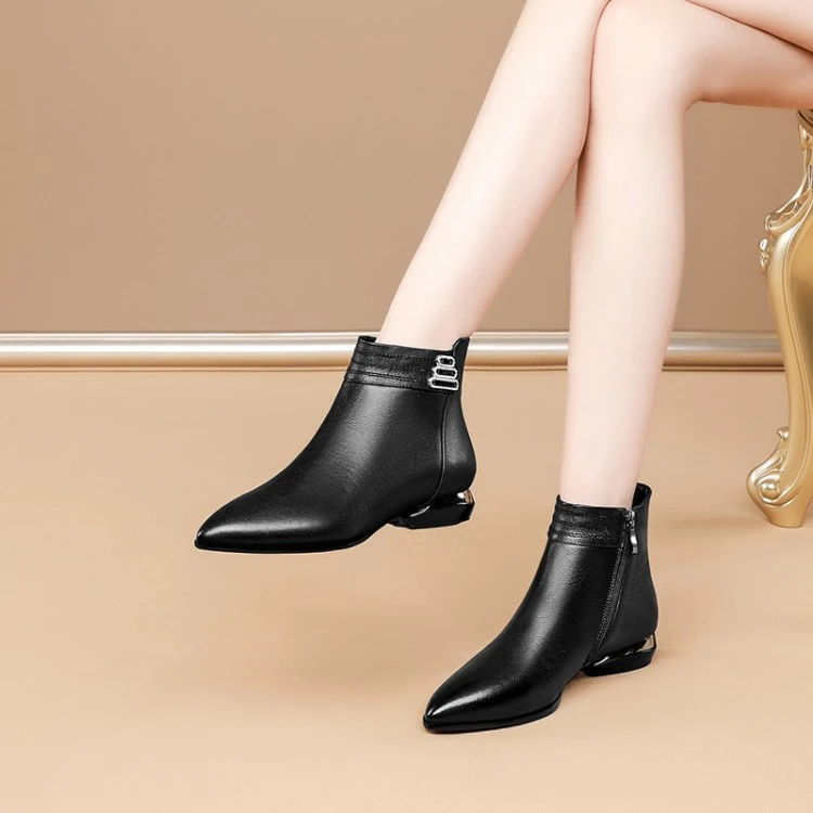 平底冬款短靴马丁靴2024秋新款低跟米白色女靴子秋季尖头女鞋真皮