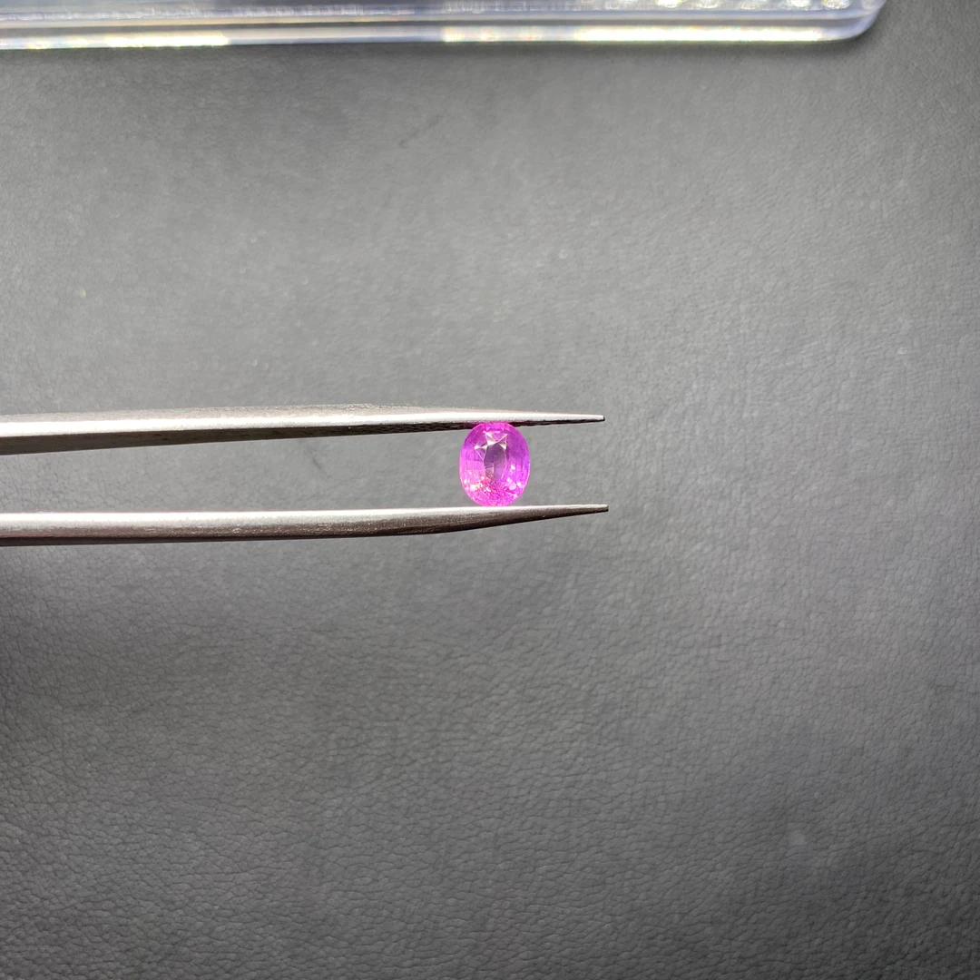 天然彩色蓝宝石1.02克拉5.2*6.5尺寸