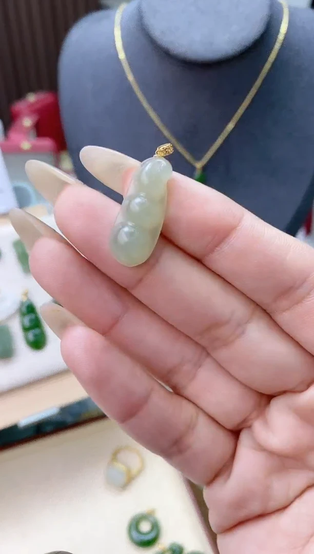 【闪购商品】和田玉吊坠(赠链)18K金镶嵌福豆