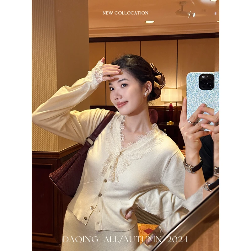 许大晴【珍芙妮】复古V领蕾丝花边包芯纱软糯针织衫D4767