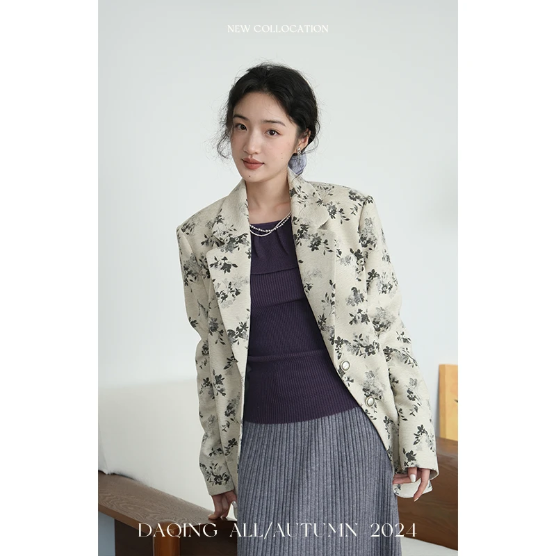 许大晴【古尔曼】复古戗驳领雪尼尔国风提花西装 D6614