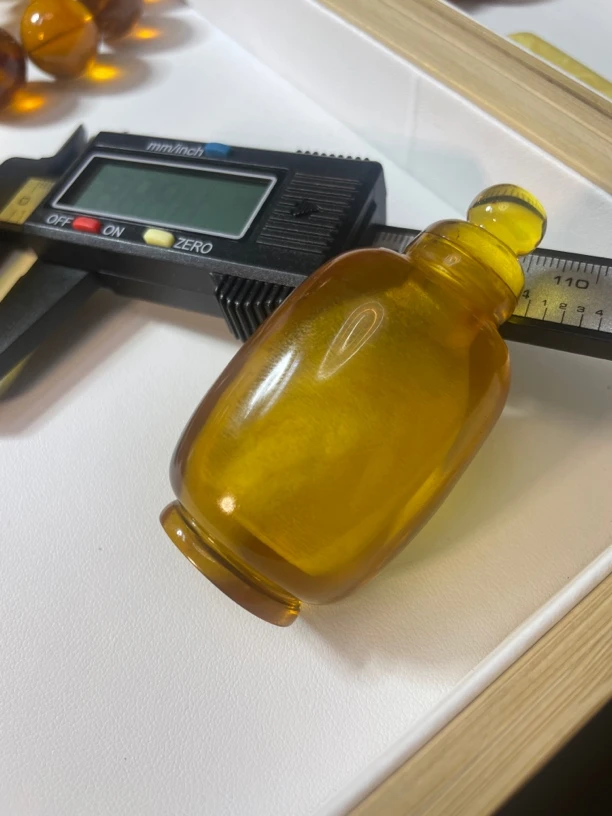 琥珀手把壶，高67、宽35、厚26.6，24.9克