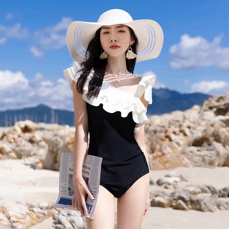 《赫本假日》游泳衣女2025款性感保守遮肚显瘦连体泳装春晓复古ins