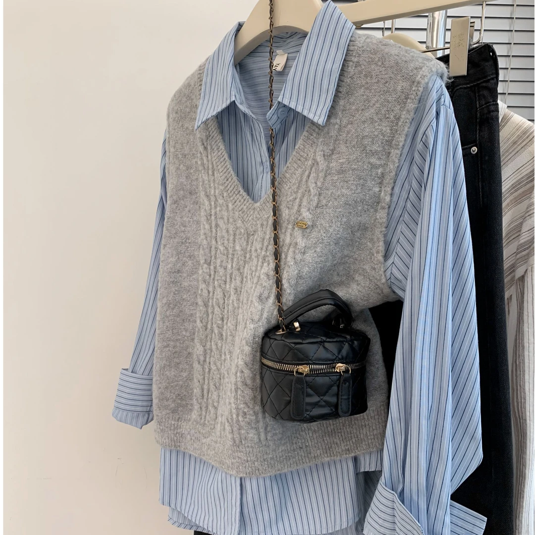 灰色麻花v领针织马甲女春秋季小个子背心配衬衫叠穿毛衣2025新款