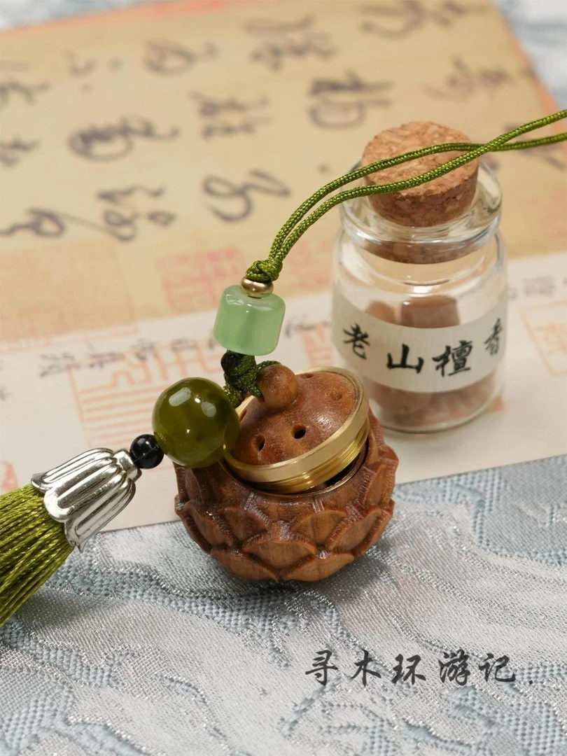 天然绿檀木镂空雕刻莲花吊坠挂件香囊老山檀香丸木制品寻木精品