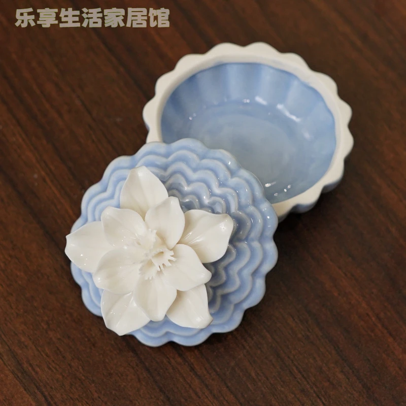 蓝色陶瓷手捏花首饰盒白花高档创意陶瓷轻奢家用糖果罐精致手工