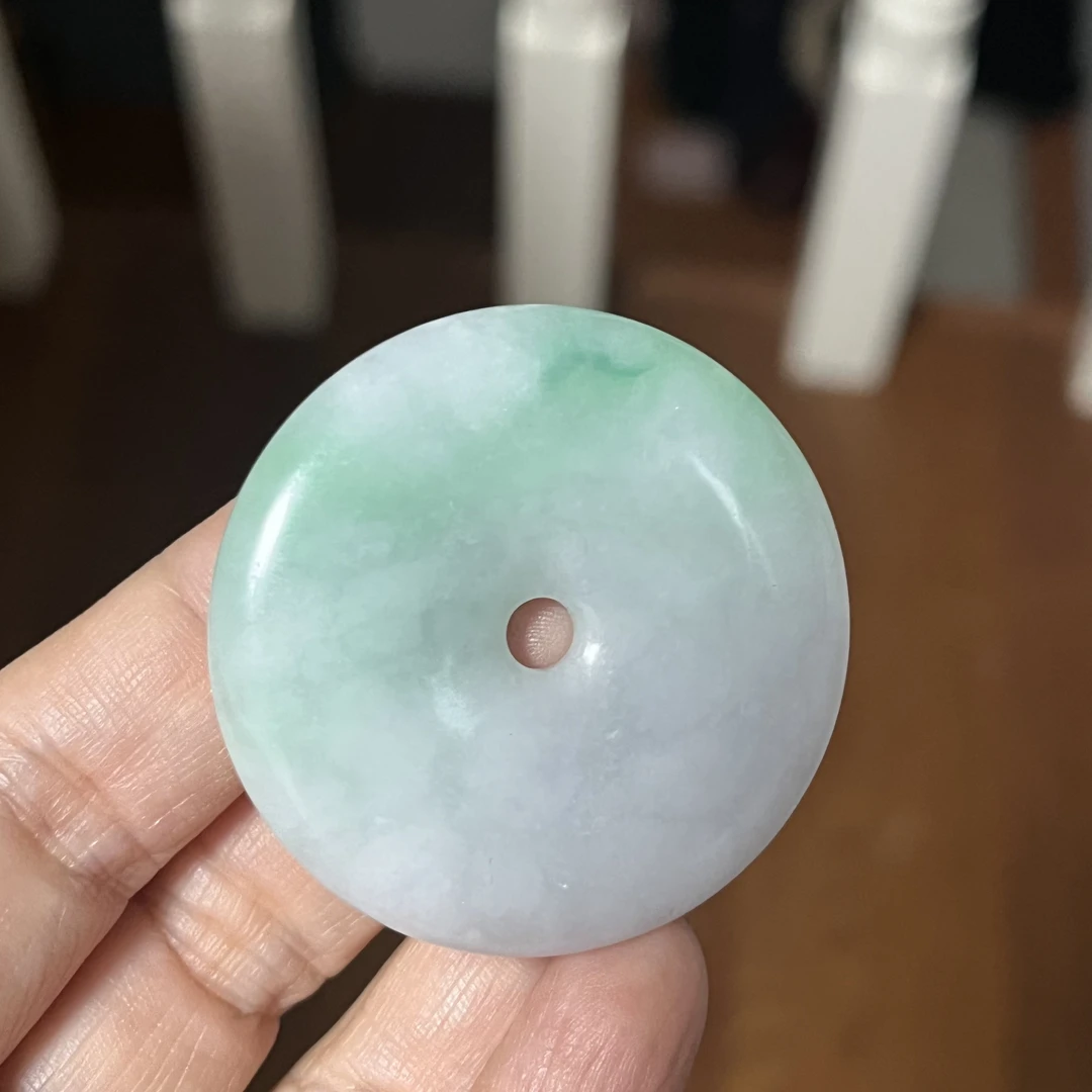 天然翡翠细糯种飘绿平安扣，玉质细腻大件厚装男女均可佩戴