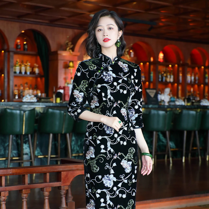 中国风丝绒旗袍春季新款复古长刺绣黑色显瘦改良长款24313