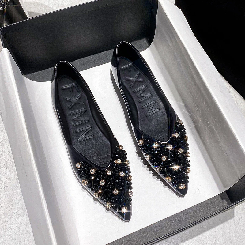 尖头单鞋女春秋2025新款法式水钻瓢鞋浅口平底低跟大码女鞋41一43