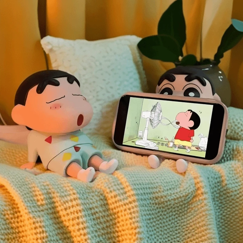 日漫蜡笔小新懒人手机支架手机座桌面车载摆件潮玩摆件公仔情侣架