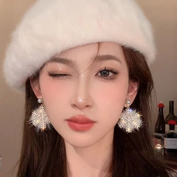 圣诞元素雪花毛绒耳环耳饰气质高级感耳钉女2023新款爆款独特耳坠