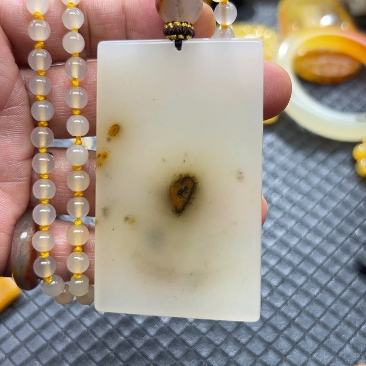 石英质玉（黄龙玉）颈饰未镶嵌
