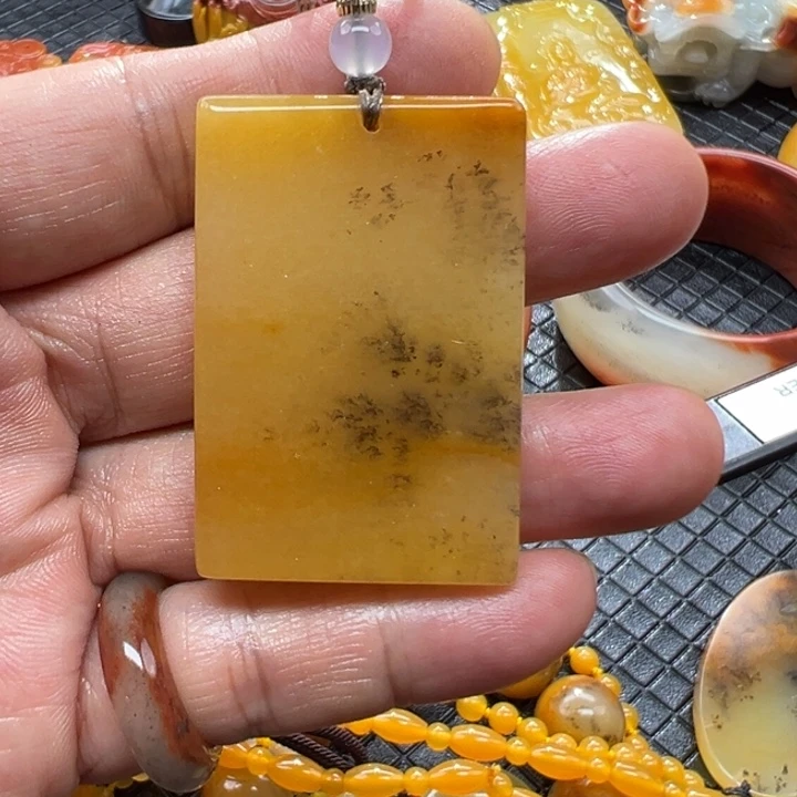 石英质玉（黄龙玉）颈饰未镶嵌