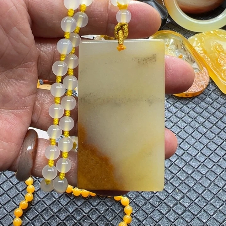 石英质玉（黄龙玉）颈饰未镶嵌