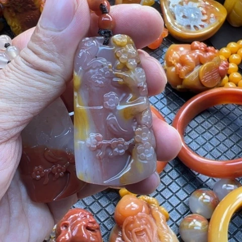 石英质玉（黄龙玉）颈饰未镶嵌