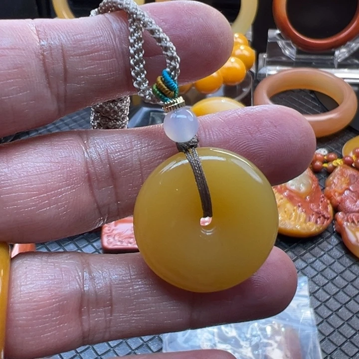 石英质玉（黄龙玉）颈饰未镶嵌