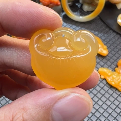 石英质玉（黄龙玉）颈饰未镶嵌