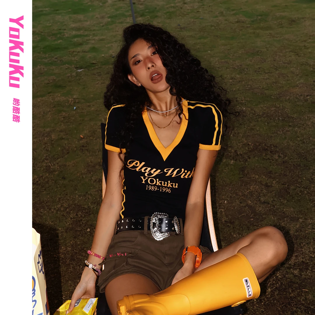 哟酷酷（尽兴而归）美式学院短袖t恤深v领字母修身显瘦时尚百搭上衣