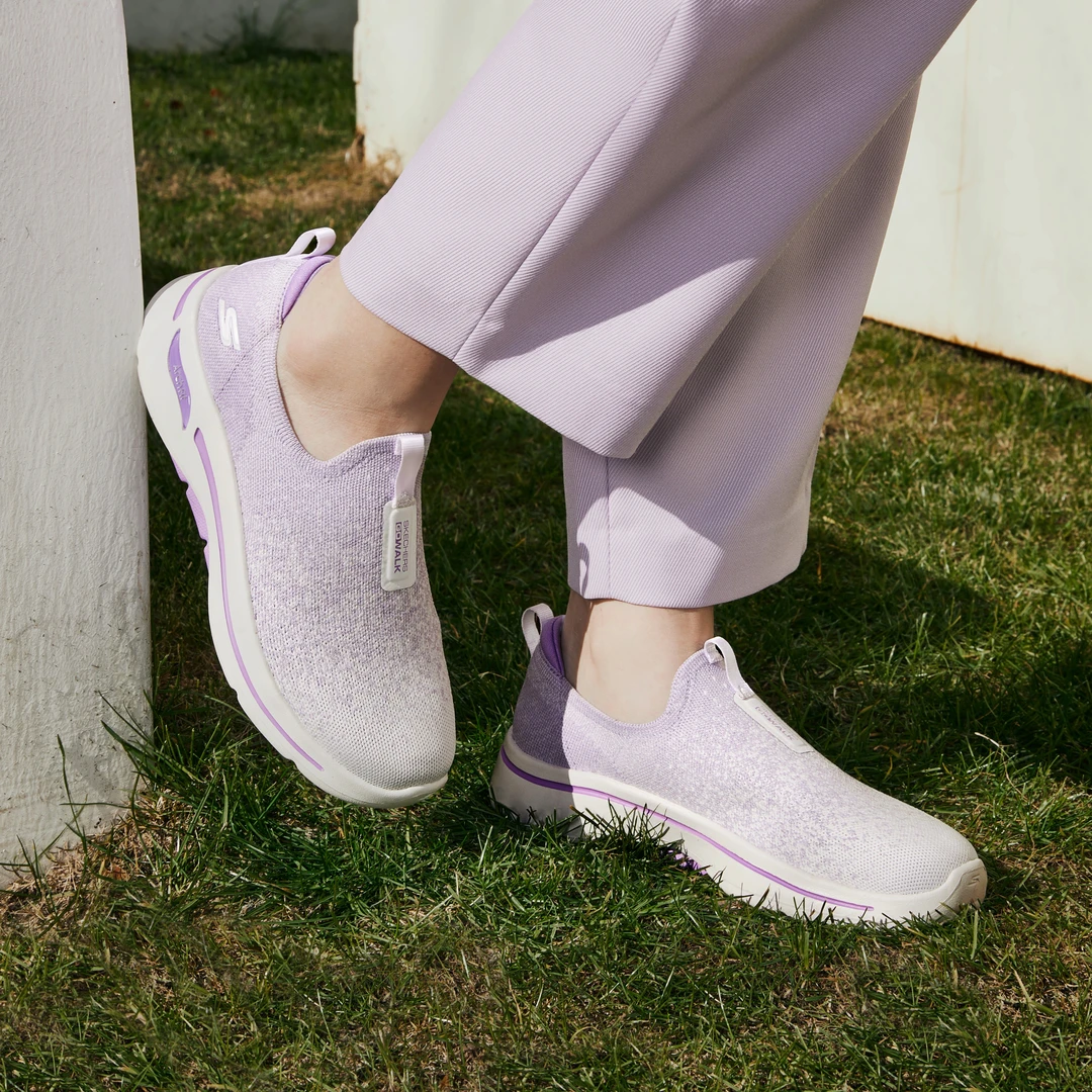 Skechers斯凯奇女士健步鞋秋冬新款中老年鞋舒适休闲运动鞋124873